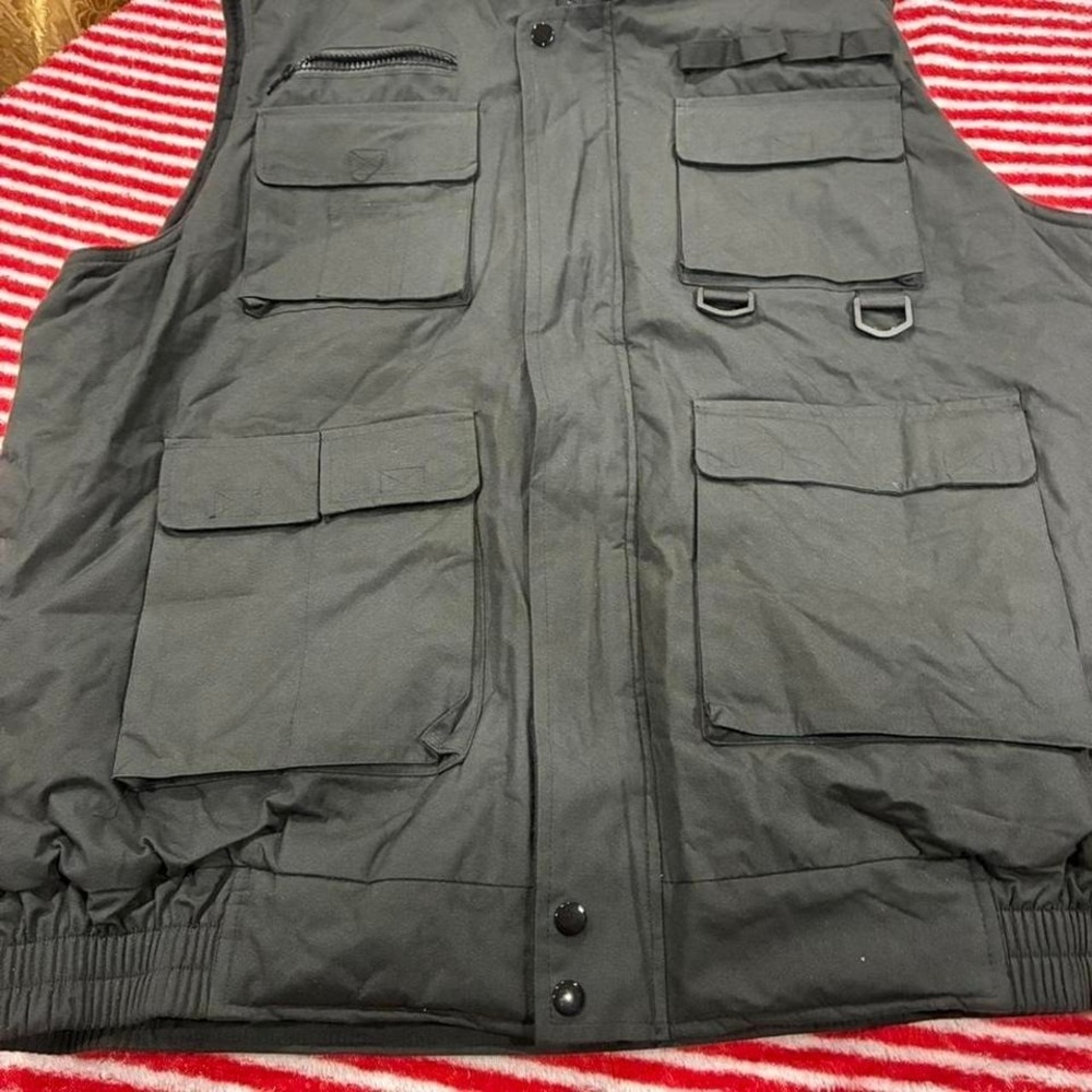 Black XL Vest with multiple pockets. Branded OSCAR SPORTS. SKU889